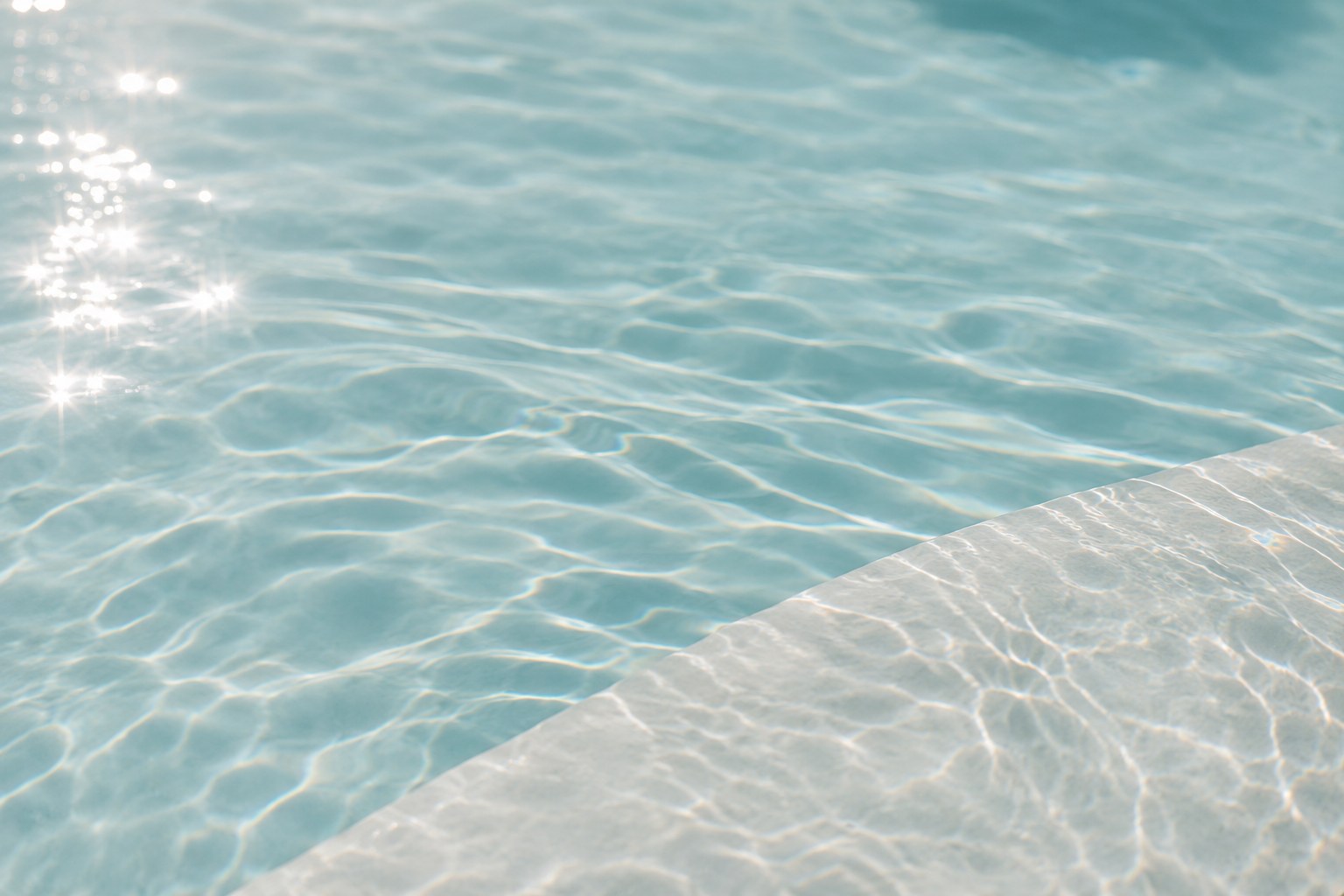 Agua de piscina bajo el sol